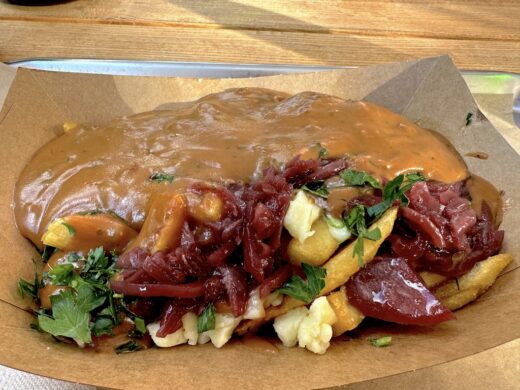 Classic Poutine Quebec mit extra Soße und Zwiebeln