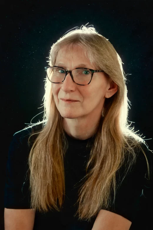 Backlight-Porträt retten. Authentische Portraitaufnahme einer Frau mit langen Haaren und Brille, die Selbstreflexion und Ehrlichkeit im Blick vermittelt. Perfekt für persönliche Marken und authentische Kommunikation.