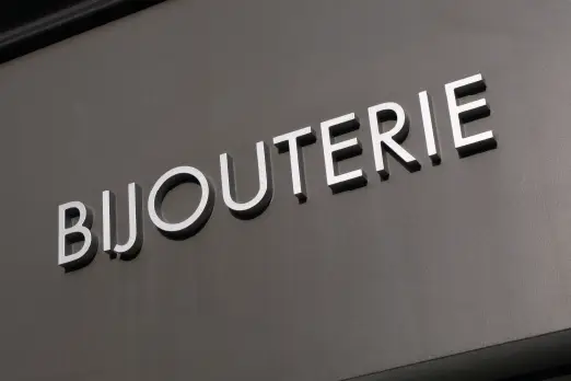 Enseigne en aluminium de haute qualité, vue en gros plan, montrant la finition métallique lisse et résistante du matériau.