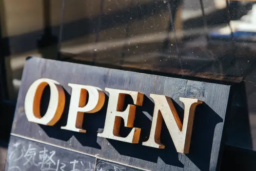 Lettre enseigne en bois massif, finition soignée, pour signalétique d’entreprise