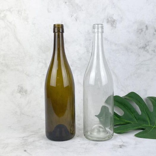 weinrote Flasche mit Schraubverschluss