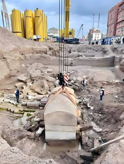 O SARCÓFAGO DE GRANITO DE 60 TONELADAS: ACHADO NO EGITO INTRIGA PESQUISADORES