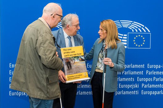De izquierda a derecha: Agustí (Delegado), Ricard López (Presidente de EDbN) y Roberta Metsola (Presidenta del Parlamento Europeo). Agustí y Ricard conversan con Roberta Metsola.