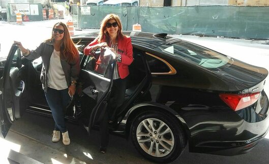 Becky García y Marybel Torres seleccionaron un Malibu negro para encontrar el camino.