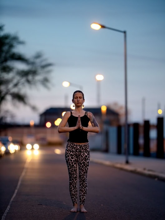 Street YOGA in Erfurt Yoga im Corona Frühjahr 2020 im Dämmerlicht auf der Straße Canon EOS R & RF 85mm