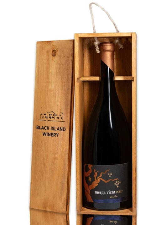 Merga Victa Pošip Sur Lie vino je zlatne boje, izraženih aroma zrelog koštunjičavog voća poput breskve i marelice, aroma žutog cvijeća, vanilije, tosta i badema. Posebna edicija magnum punjenja 1,5L s drvenom kutijom idealan je poklon.
