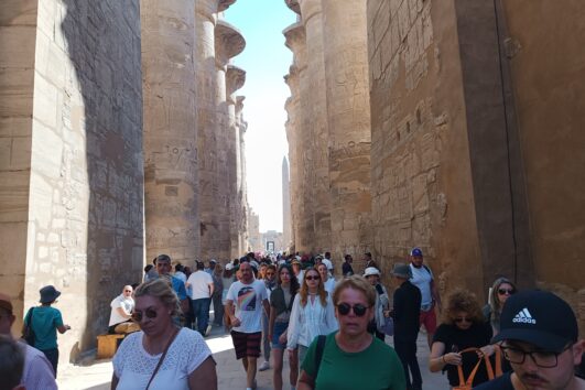 Touristen aus Marsa Alam im Säulensaal des Karnak-Tempels beim Marsa Alam Ausflug Tal der Könige