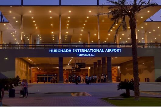 Hurghada nach Marsa Alam Transfer – Am Eingang des Flughafen von Hurghada