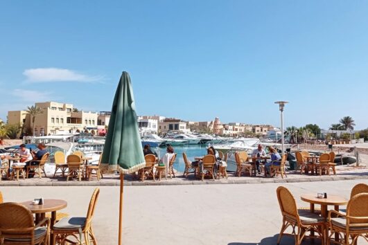 Ausblick auf die offene Natur El Gounas bei einem Transfer von Makadi Bay nach El Gouna