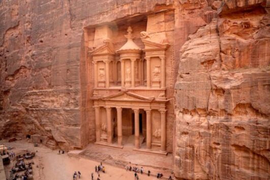 Ausflug von Sharm El Sheikh nach Petra – Eingang der berühmten Felsenstadt Petra in Jordanien