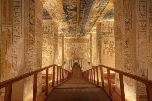 2 Tagesausflug von Hurghada nach Luxor – Eingang eines Grabes im Tal der Könige