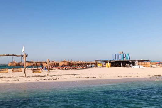 Utopia Insel Ägypten mit türkisblauem Wasser, weißen Sandstränden und Korallenriffen im Roten Meer – perfekter Schnorchel- und Badeausflug