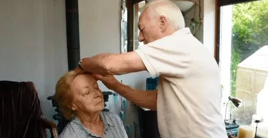 Monahan, de 84 anos, decidiu ter aulas de maquiagem. O motivo é o mais nobre possível: sua esposa, Mona, de 83 anos, não enxerga praticamente mais nada.