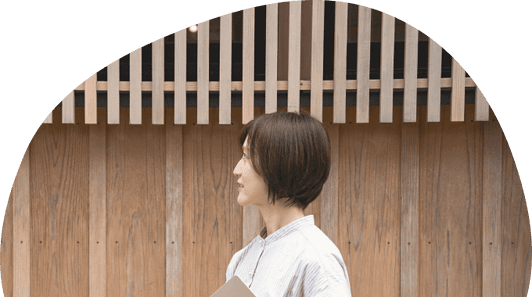 PCを持って横を向いている