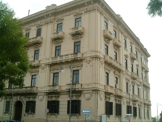 Historisches Gebäude mit klassischer Architektur und verzierten Fassaden.