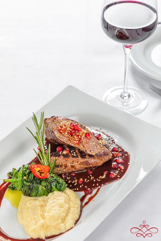Kuzu Sirti Vielfältige mediterrane Gerichte im Restaurant Finest Lezzet Düsseldorf – Fleisch, Fisch, vegetarische Speisen, frische Salate, süße Desserts, Brunch-Angebote, Open Kitchen und Catering für Events.