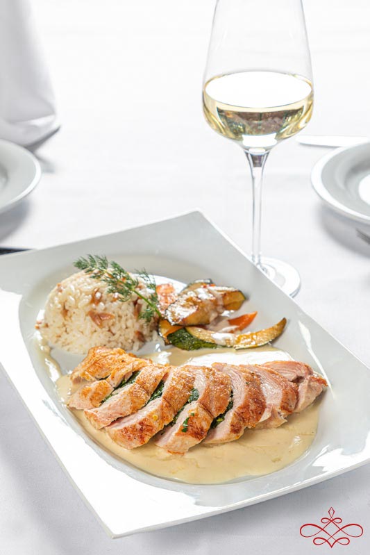 Tavuk Rosto Vielfältige mediterrane Gerichte im Restaurant Finest Lezzet Düsseldorf – Fleisch, Fisch, vegetarische Speisen, frische Salate, süße Desserts, Brunch-Angebote, Open Kitchen und Catering für Events.