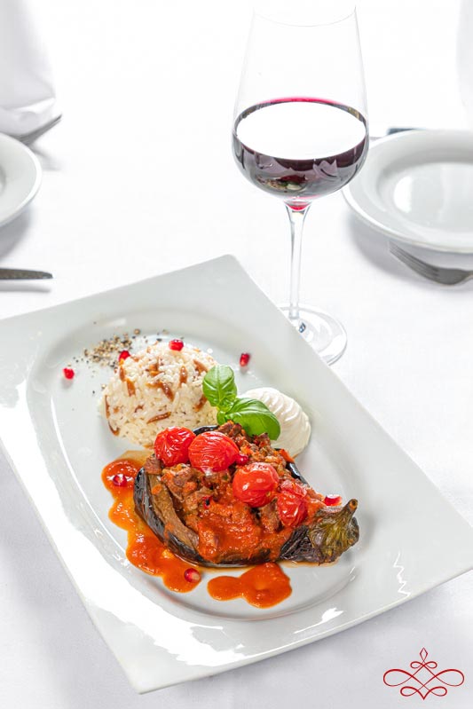 Karniyarik Vielfältige mediterrane Gerichte im Restaurant Finest Lezzet Düsseldorf – Fleisch, Fisch, vegetarische Speisen, frische Salate, süße Desserts, Brunch-Angebote, Open Kitchen und Catering für Events.
