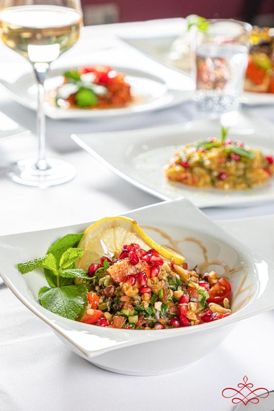 Bunter Salat Vielfältige mediterrane Gerichte im Restaurant Finest Lezzet Düsseldorf – Fleisch, Fisch, vegetarische Speisen, frische Salate, süße Desserts, Brunch-Angebote, Open Kitchen und Catering für Events.