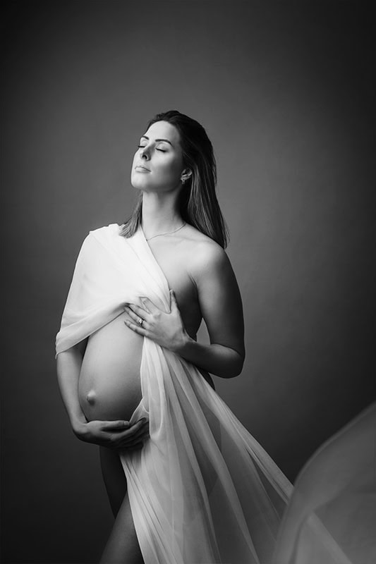 Elegant gravidfoto av en russisk gravid kvinne, svart-hvitt, portrett, kunstnerisk sammensetning, naturlig skjønnhet, morskap, graviditetsfotografi, gravidfoto, gravide bilder, mødreprodukt, studiofotografi, gravidfoto i svart-hvitt, kvinne i drapering, kunstnerisk gravidfotografi.