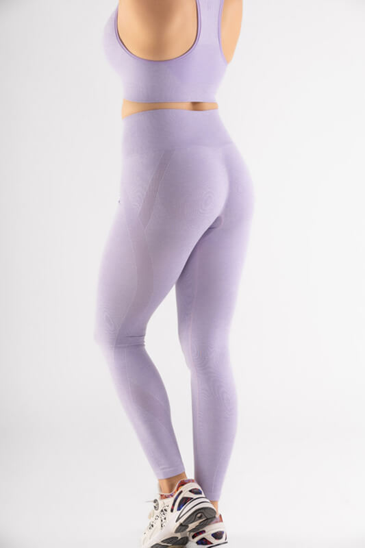 leggins color lila vista de espaldas