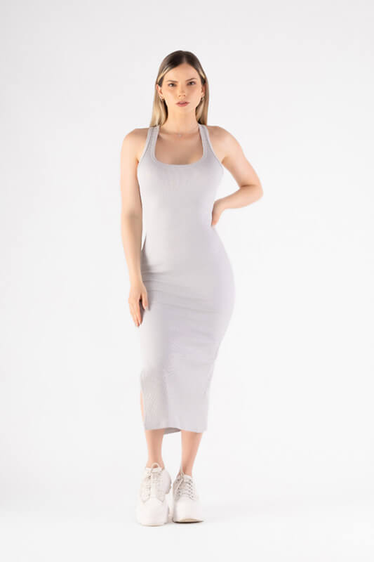 mujer de frente con su mano en la cintura y su otro brazo hacia abajo luce vestido deportivo color gris
