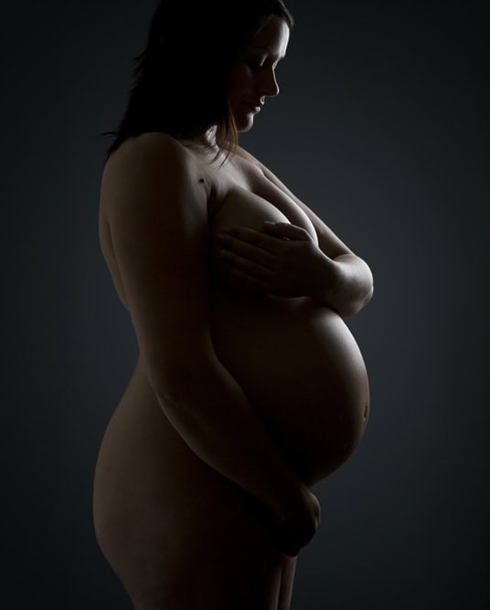 Nyfødt gravidfotografering, gravidfoto i studio, kunstnerisk gravidfotografi, gravidfoto med kunstnerisk lys, elegant mageskapsfotografering for gravide.