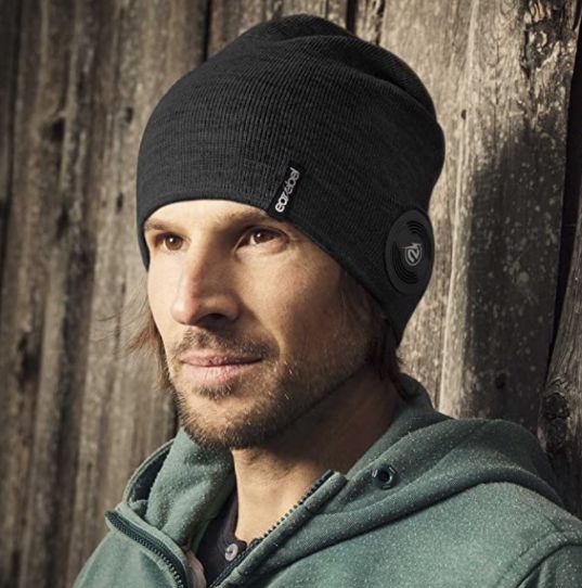 Ein Earebel-Beanie mit integrierten Bluetooth-Kopfhörern (Foto via Amazon)