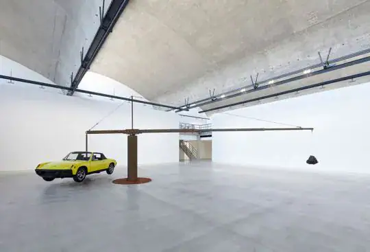 Gagosian Gallery Le Bourget, primo intervento 2019: pavimento Ultratop System colore light grey nell'ex spazio industriale riconvertito in galleria d'arte — soffitto a volta in cemento a vista, Prima Pavimenti