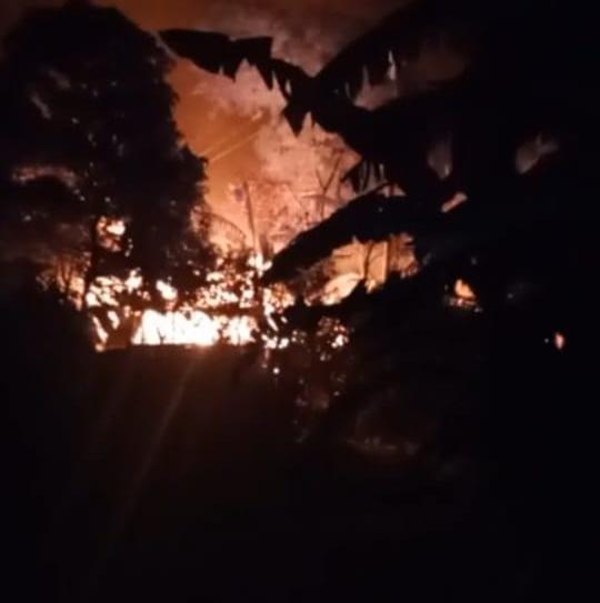 কাজিপুরে আগুনে পুড়েছে ৭ পরিবারের বসতবাড়ি