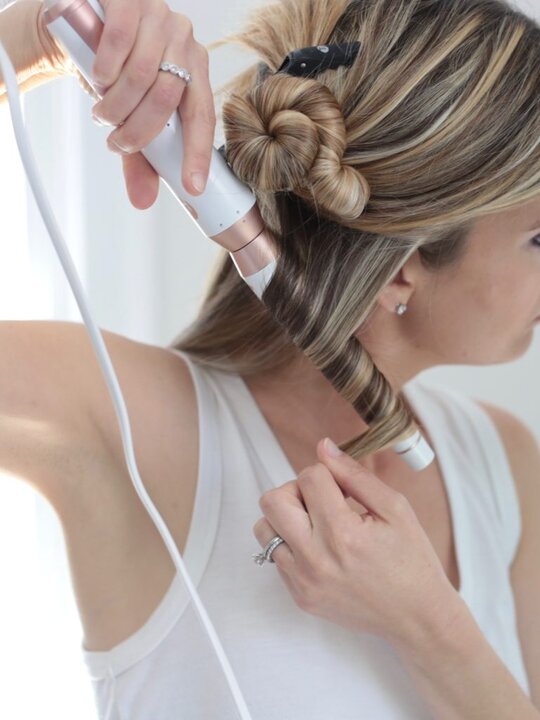 Connecticut life and style blogger, Pinteresting Plans shares a picture tutorial of how to achieve loose curls using the T3 tapered wand on straight hair.