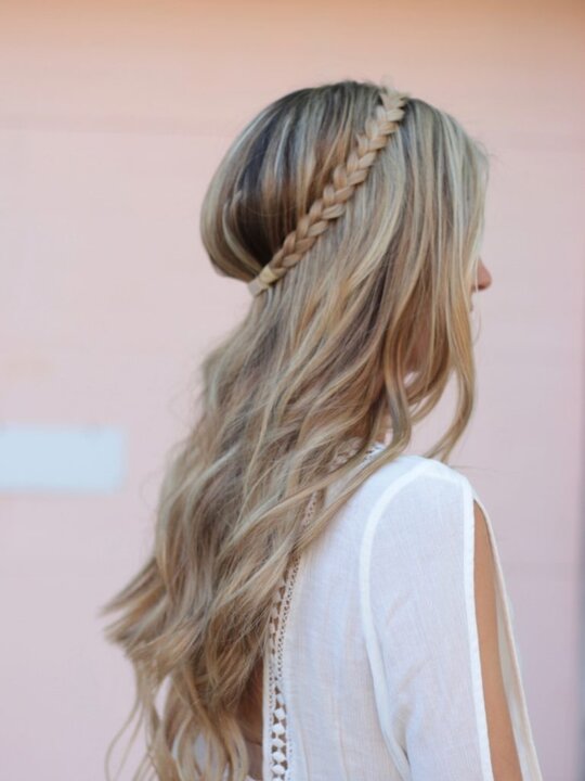 Connecticut life and style blogger, Pinteresting Plans shares a quick and easy braided headband tutorial that uses a faux hair headband for a boho chic look