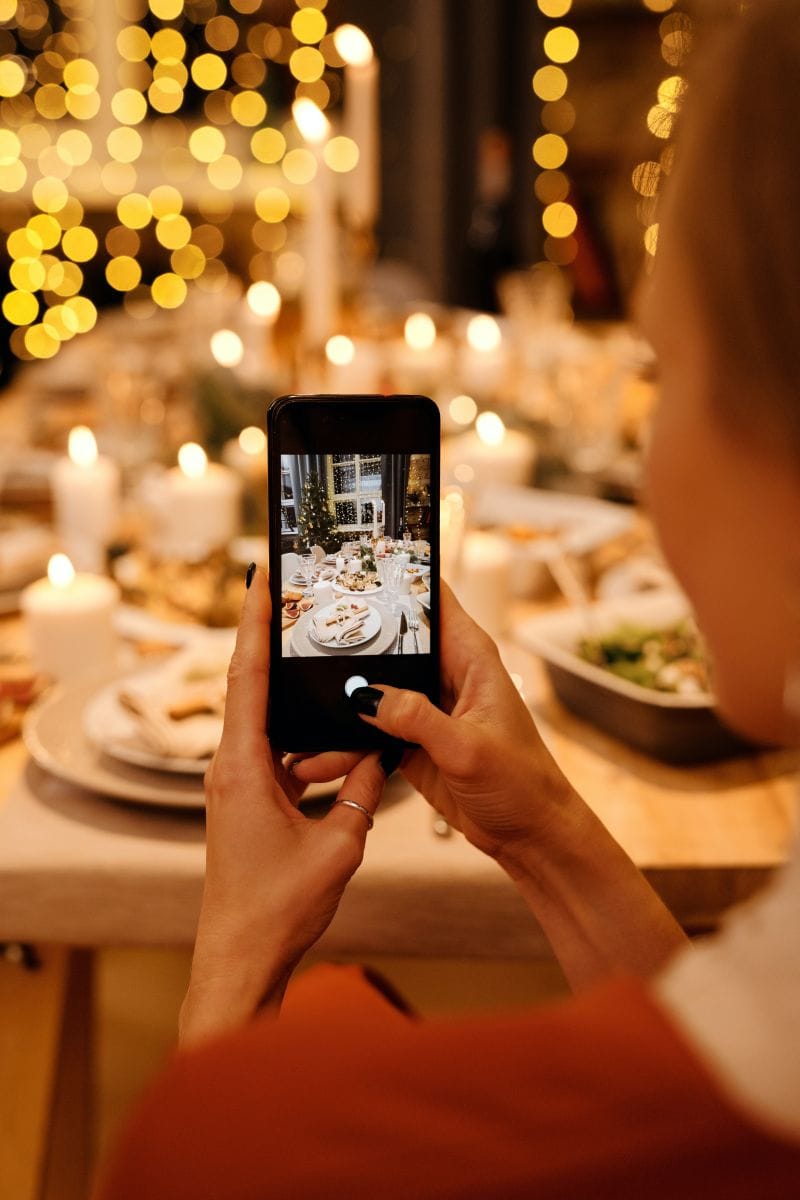Wie wär's mit einer Live-Übertragung vom großen Weihnachtsschmaus? (Foto: Nicole Michalou via pexels.com)