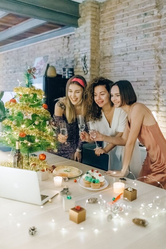 Die Enkel senden Weihnachtsgrüße über das Notebook (Foto: Nataliya Vaitkevich via pexels.com)