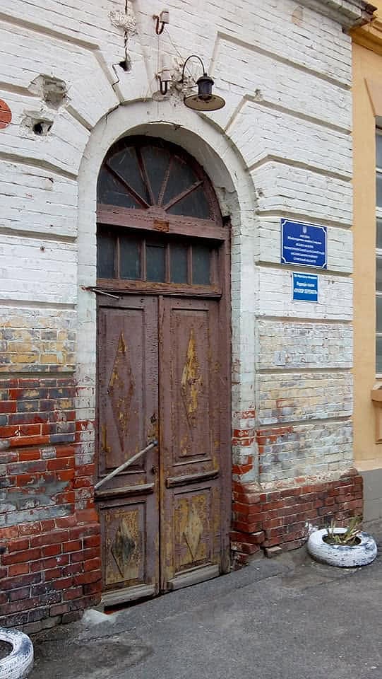 Різьблені двері початку ХХ століття в стилі українського архітектурного модерну в Охтирці