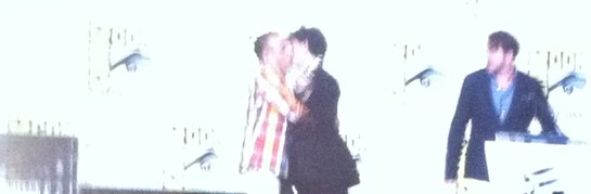Kidd and Gaiman, snogging