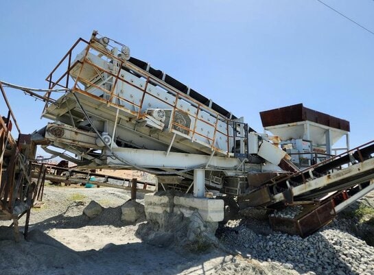Portable Screen Plant - FabTec Portable 5’ wide x 16’ long Three Deck Incline Vibrating Screen - Image 4