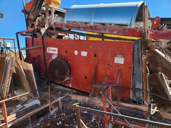 VIBRATING SCREEEN - Pioneer 6’ wide x 16’ long, three deck Incline Vibrating Screen - Image 4