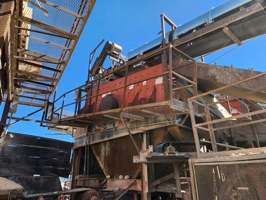 VIBRATING SCREEN - Pioneer 6’ wide x 16’ long, three deck Incline Vibrating Screen - Image 2