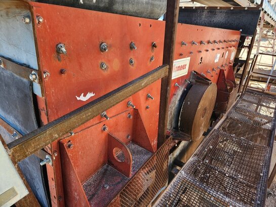 VIBRATING SCREEN - Pioneer 6’ wide x 16’ long, three deck Incline Vibrating Screen - Image 3