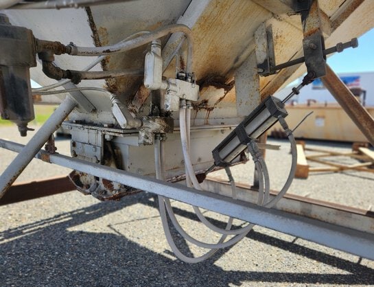 (4) - FOUR BIN COLD FEED HOPPERS - 8 1/2’ x 8’ hoppers with clam gate discharge - Image 9