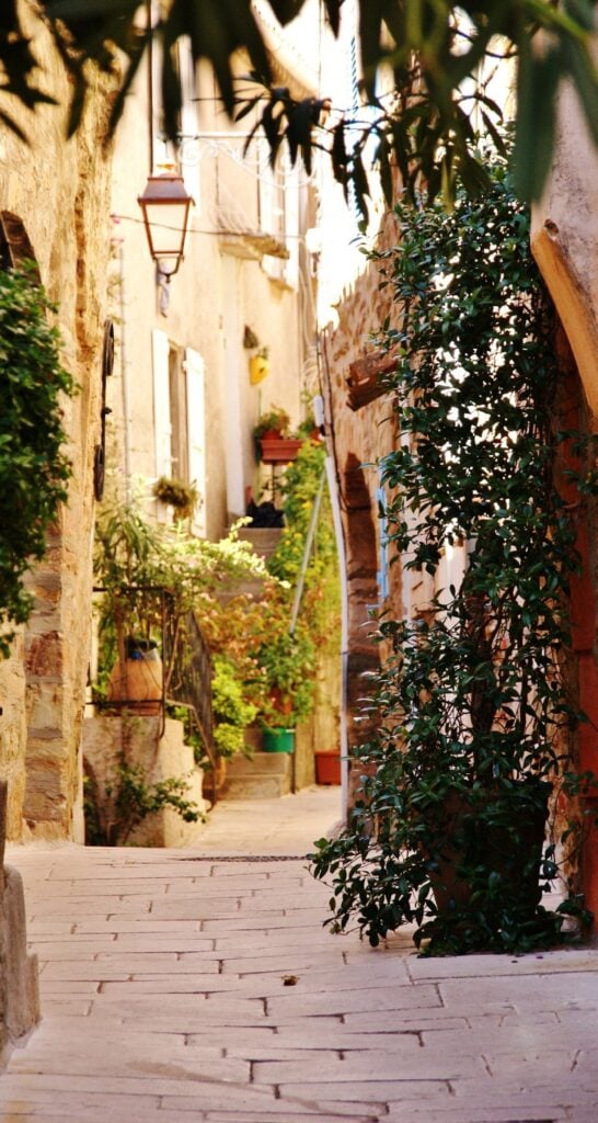 Scorcio di un borgo dell'Occitania