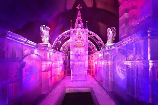 A Tátrai jégdóm belső tere látványos fényfestéssel