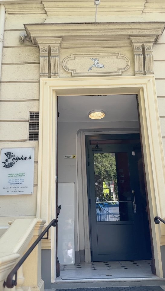 Eingang der Alpha.b Sprachschule in Nizza mit klassischer Architektur.