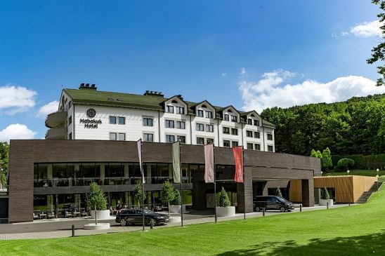 Hotel Habakuk Maribor panoráma nézetben, zöld környezetben a Pohorje-hegység lábánál