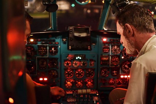 Pilótafülke belülről sok technikai műszer látványával.