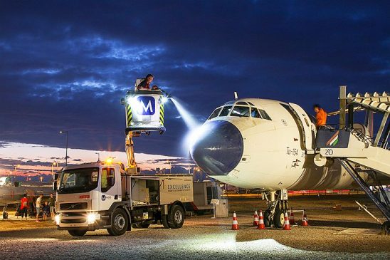 Repülőgép jégtelenítése speciális reptéri járművel a Repülőtér Éjszakája programon