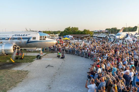 Il-14-es repülőgép motorjának beindítása a Repülőtér Éjszakája programon.