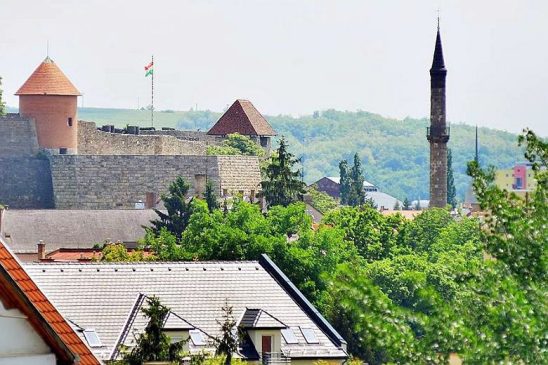 Az egri minaret tornya, az egri vár falainak látványával együtt