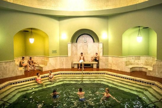 A Török Fürdő aranykupolás nagy tükör medencéje Egerben